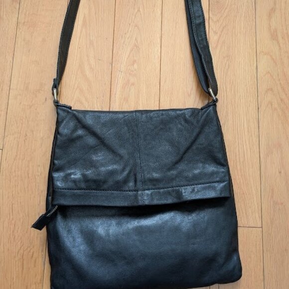 Danier Lether Crossbody Bag Genuine Leather crossbody bag - Picture 4 of 16